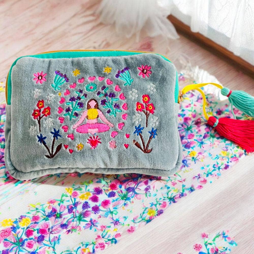 NOÏ Hamburg - Wholesale Makeup/Cosmetic Bag - Cosmetic Bag S Velvet Yoga Flower Circle Sky Blue1