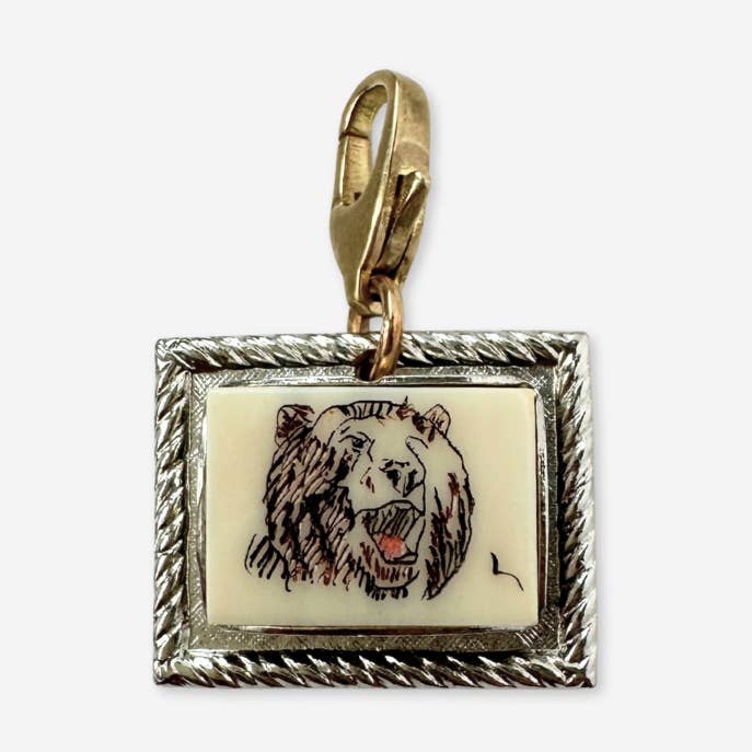 Pendentif rectangulaire vintage gravé ours pour la vente par Lulu’s Petals