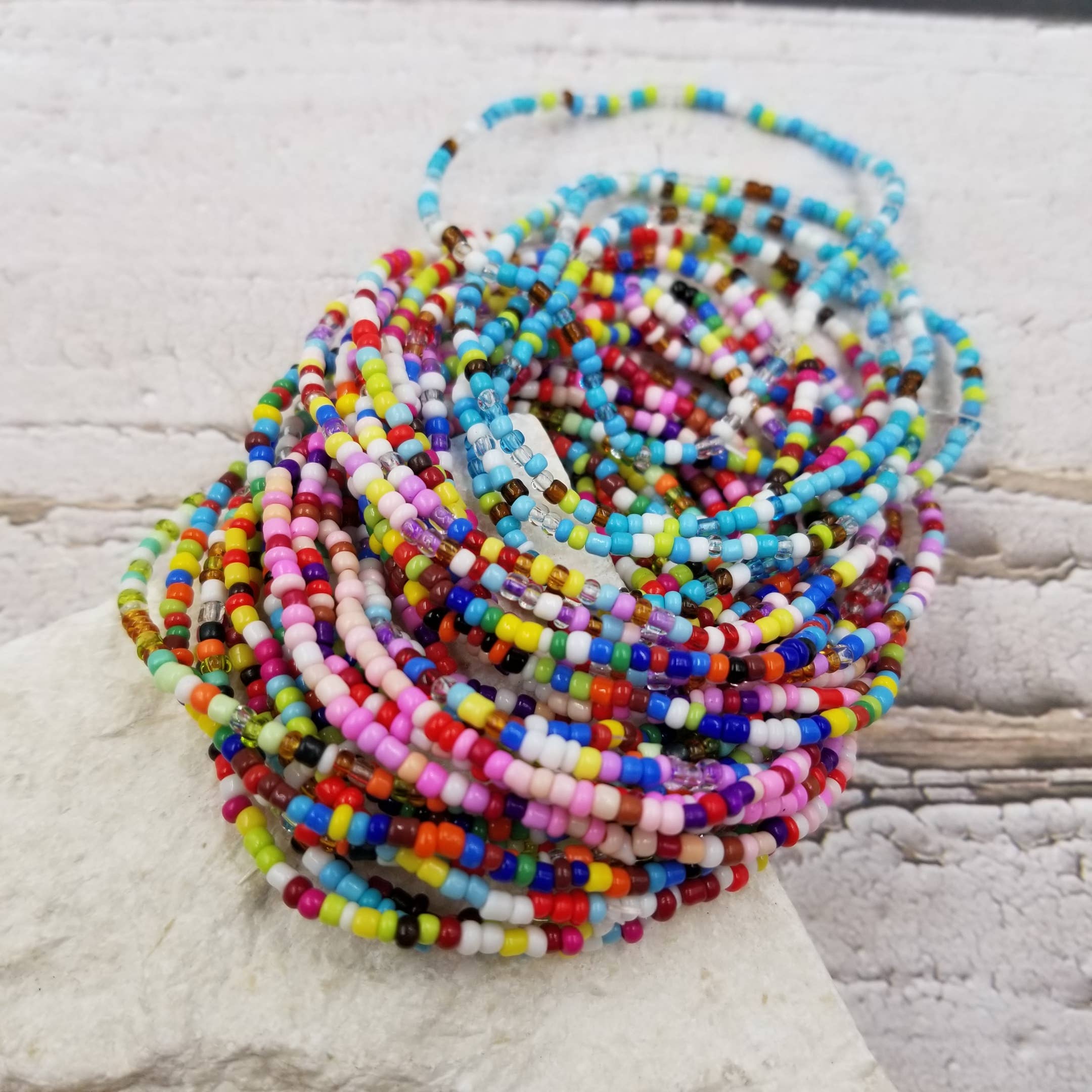 Treasure Wholesale - Venta al por mayor Juegos de joyas - Juego de 30 pulseras con forma de semillas coloridas de Boho Vacation0