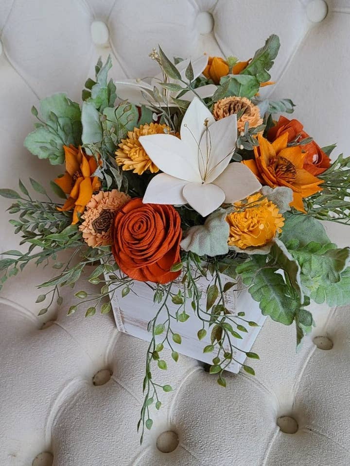 Orange og Lily Træmidterstykke for engroshandel hos Wyldcraft Woods