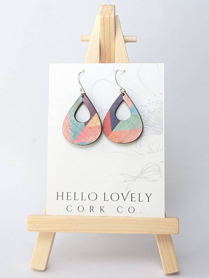 Rosa fiskbensmönstrade korkörhängen - Liten tårdroppe för wholesale av Hello Lovely Cork Co.