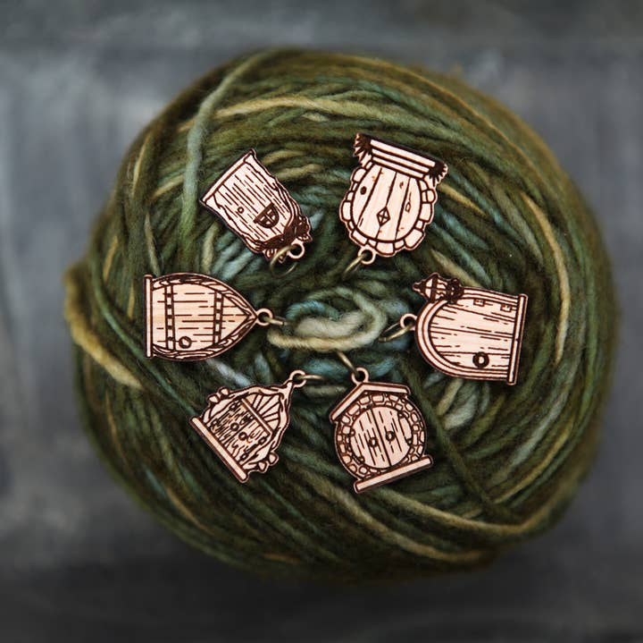 Kersenhouten Fairy & Gnome deurstiften, set van 6 voor wholesale door Sunrise Grove