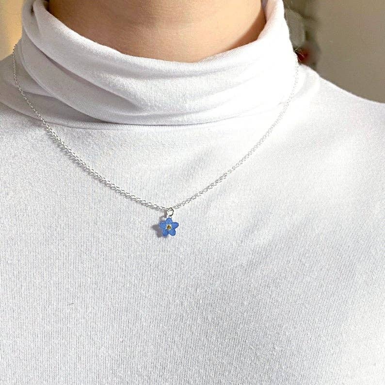 Nordic Flowers - Vente Colliers à pendentif - Collier en résine fleur pressée Forget Me Not2