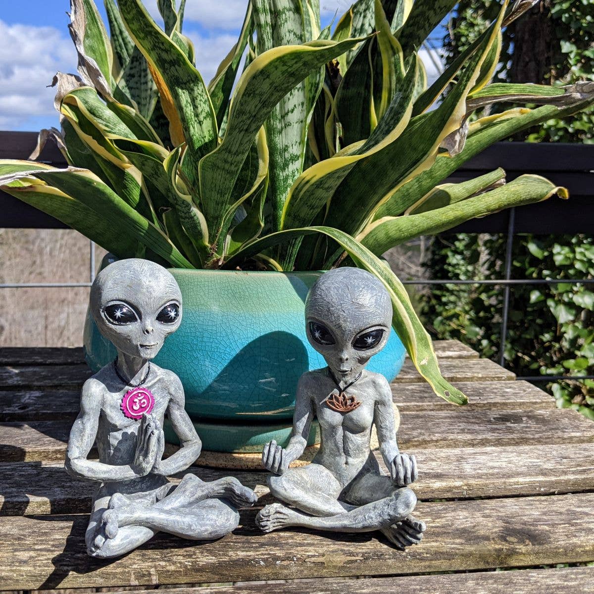 John Bernard & Company - Vendita all'ingrosso Statuette decorative - Set di statuette di coppia in meditazione «Zen and Yoga» di Alien Invasion0