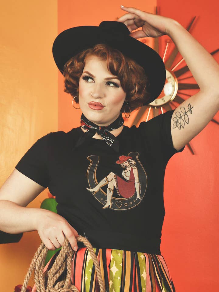 T-shirt ajusté Lady Luck en noir pour la vente par Mischief Made