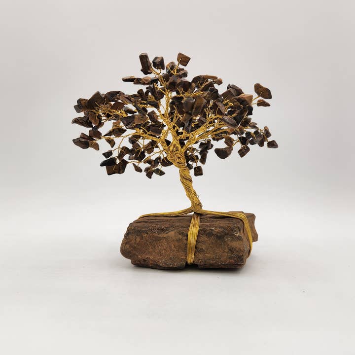 Edelsteenboom - Tijgeroog met tijgeroogbasis met gouddraad voor wholesale door Meraki Gemstones