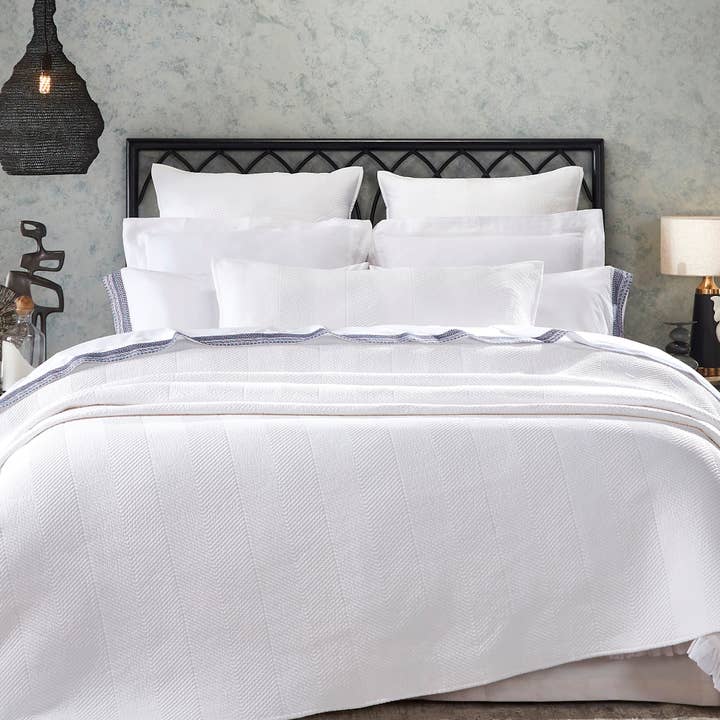 Colcha Athena, tamaño queen, 94 x 96 pulgadas, blanca para venta al por mayor de Orchids Lux Home