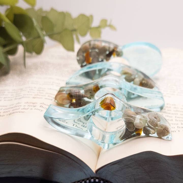 Porte-pages en résine Beach, épandeur de pages Ocean Thumb pour la vente par Botanically Bookish