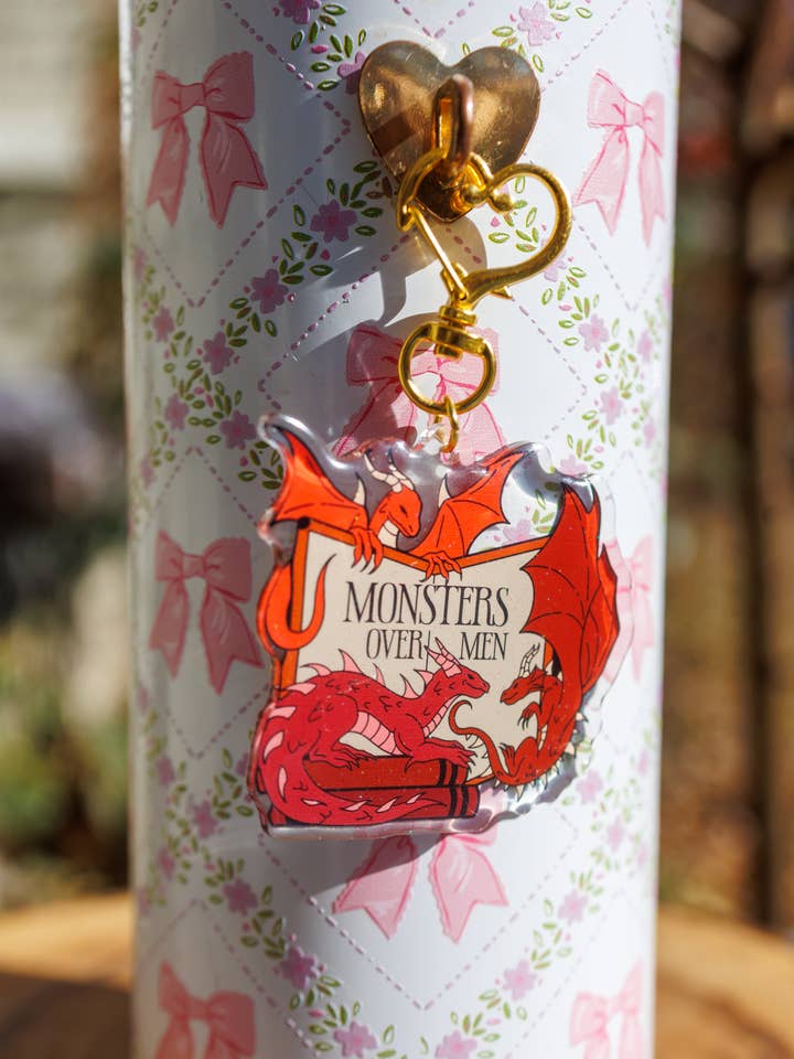 "Monsters Over Men" Nyckelring/Kindle Charm - Bokälskande Fairycore Cottagecore Pinstory Original Nyckelring/Kindle Charm för wholesale av Pinstory