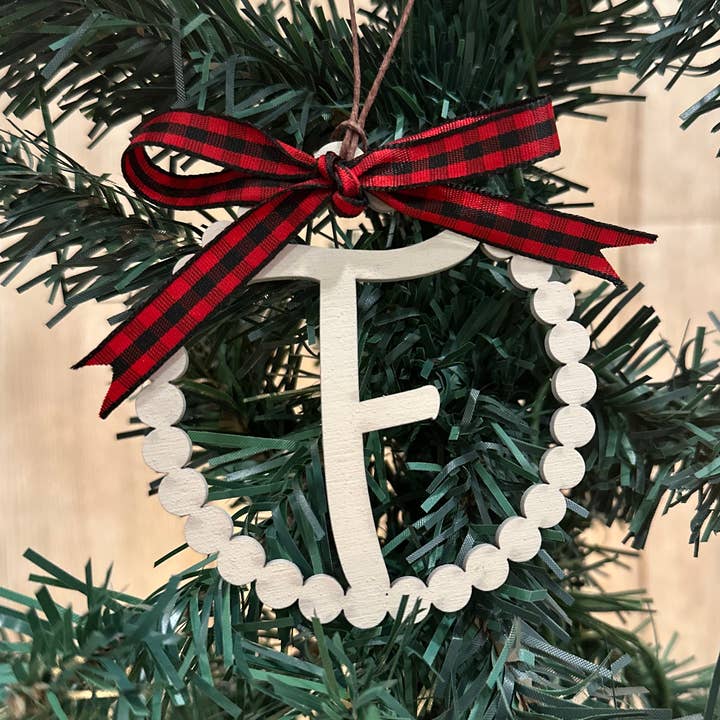 Kammusling Personlig Bogstav F Ornament - Laserindgraveret for engroshandel hos Gifts By Grace