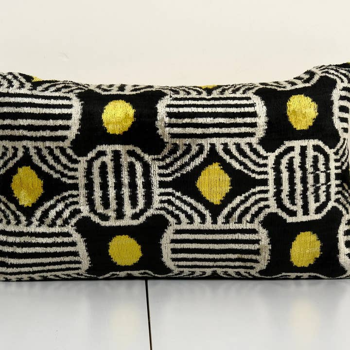 Copricuscino in Velluto Ikat di Seta, Motivo Ikat Nero e Giallo L per la vendita all'ingrosso da parte di Vintage Pillows Store