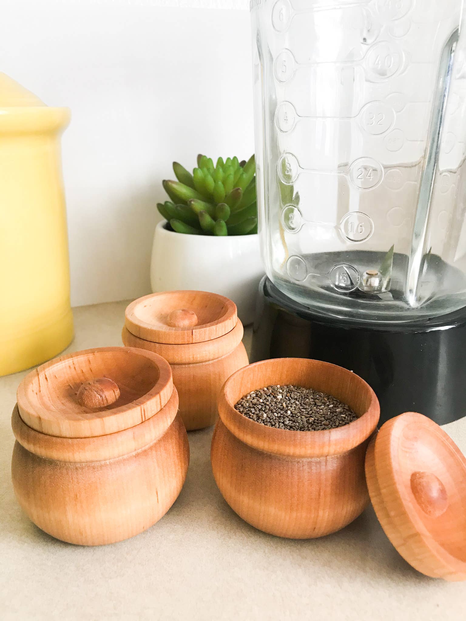 mallyshop – wholesale Prydnadsburk – Liten pinchkruka med lock i björkträ, saltkar4