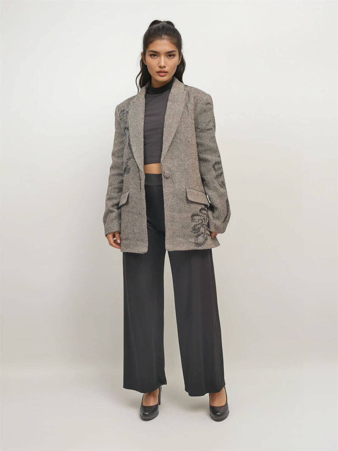 Cecile Wang - Wholesale Blazer - Women's - Long wool blazer with embroidered patterns MJ2634094