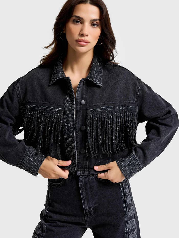 Kvinders vasket sort kort denimjakke med frynser for engroshandel hos DesignofBoho