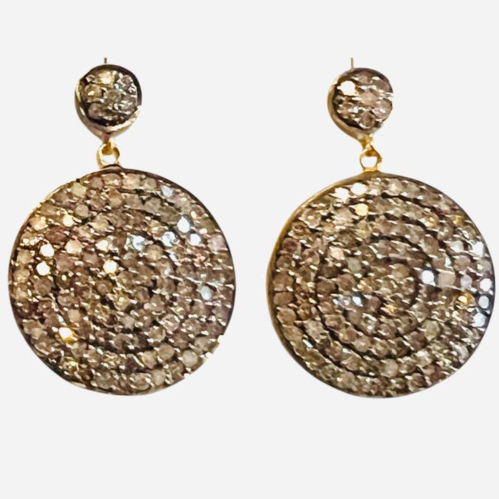 Medelstora pavé diamant- och guldsfärörhängen för wholesale av Sissy Yates Designs