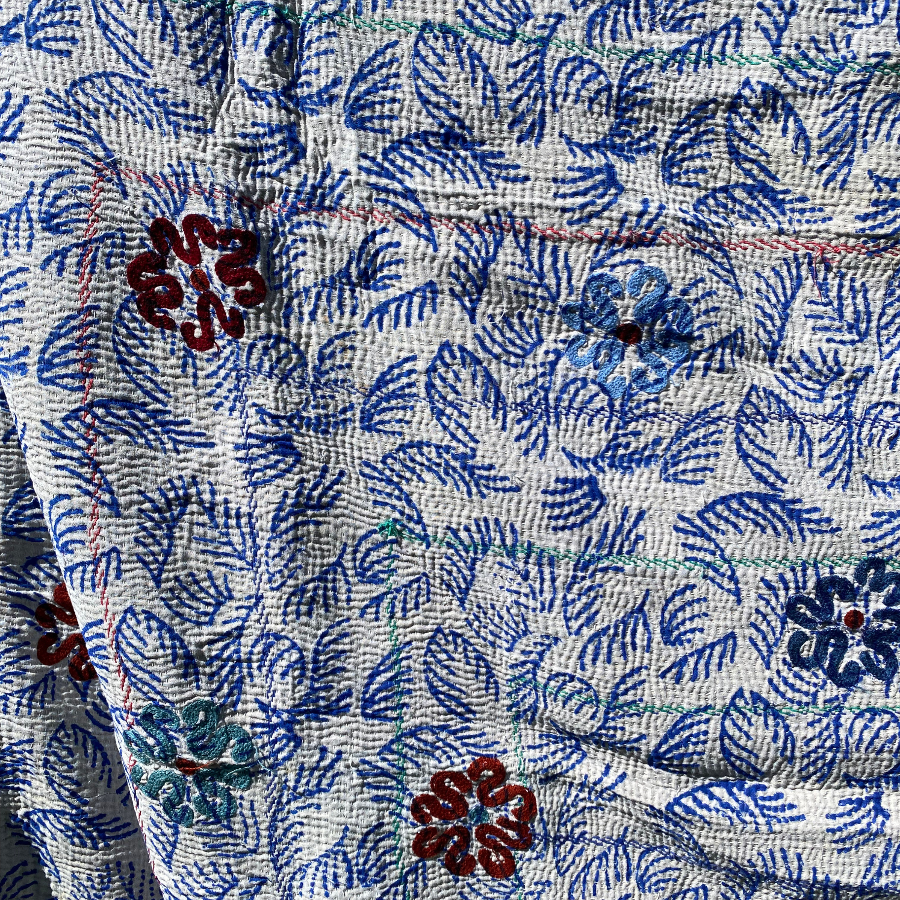 Seeds – Großhandel Bettdecke – Kantha-Bettdecke aus Baumwolle mit Blockdruck in Weiß und Indigoblau10