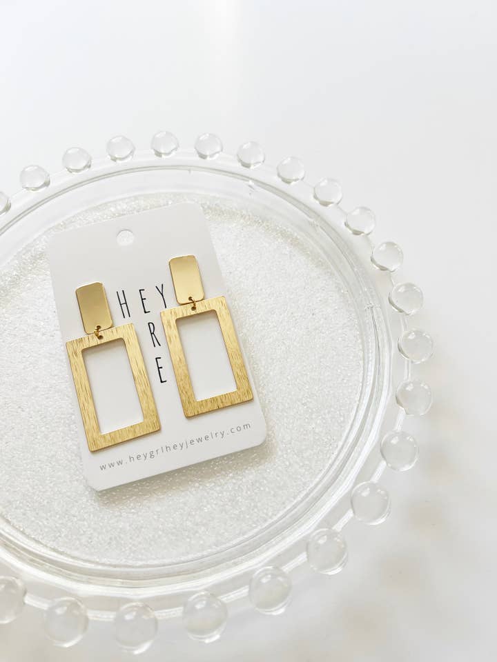 Les Boucles d'Oreilles Mannie pour la vente par Hey Grl Hey Jewelry