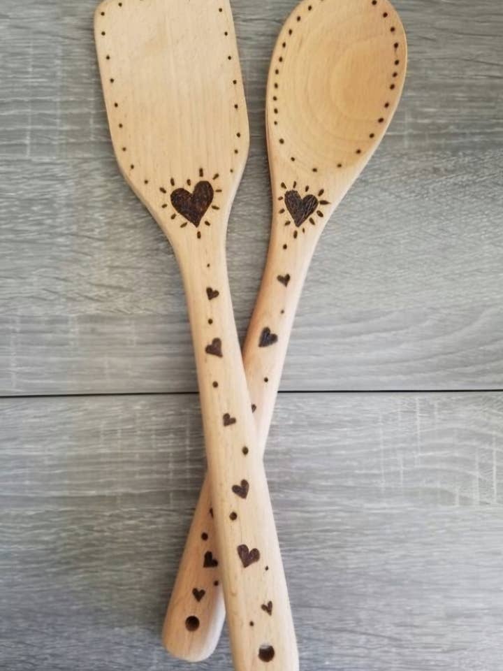 Houten kooklepelset met hartmotief – Handgebrand voor wholesale door Wunderquelle Emmental