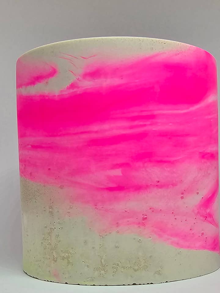 Kerzengefäß aus rosafarbenem Neonsteinguss für den Großhandel von BeBold Eire