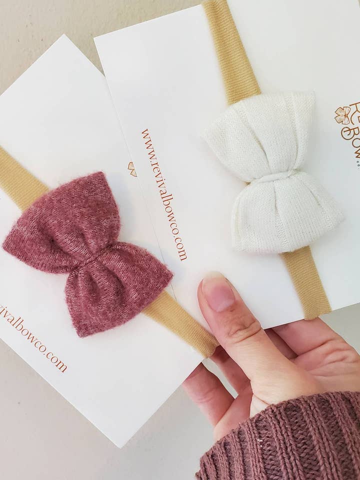 Mae Bow op hoofdband • Boysenberry voor wholesale door Revival Bow Co.