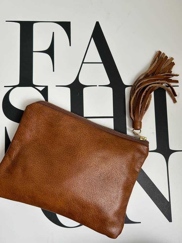 Petite pochette en cuir à pompon - Marron cognac pour la vente par NKHenry