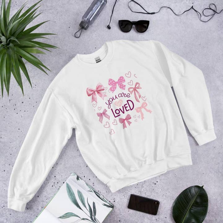 Sweat-shirt col rond Coquette Saint-Valentin pour la vente par Sweet South Design