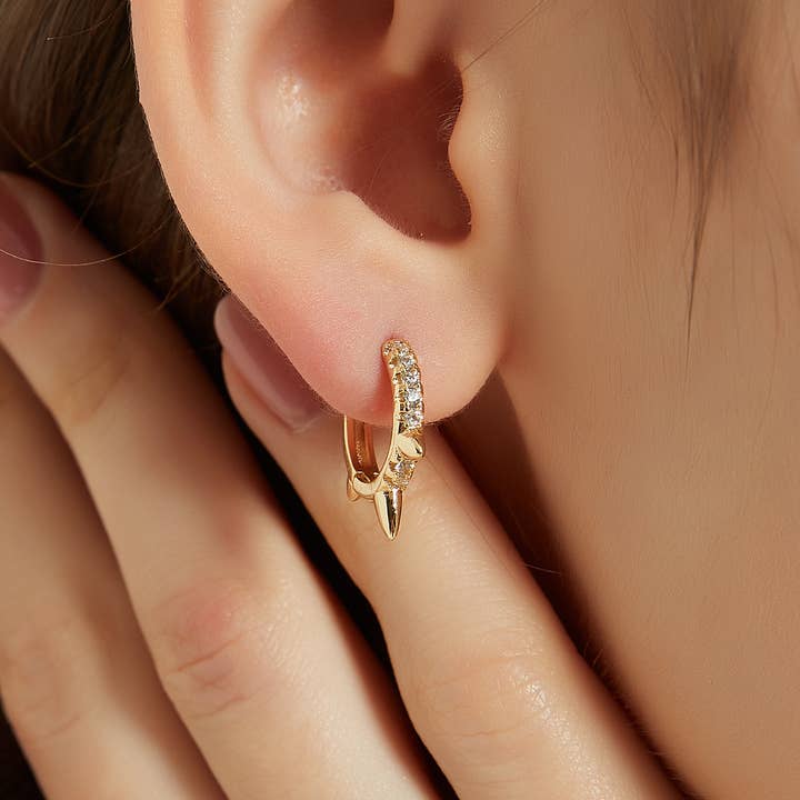 Melange Blanc - Vente Petits anneaux - Boucle d'oreille à pointe dorée Mya, boucles d'oreilles Huggie, boucle d'oreille créole