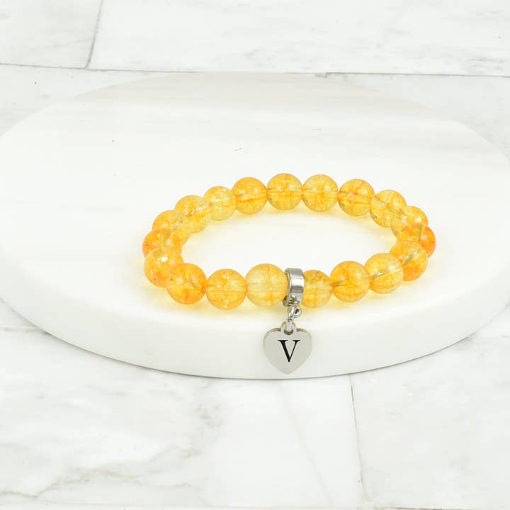 Bracelet à breloques pour enfant avec citrine naturelle avec petit cœur par Pink Box pour la vente par Pink Box