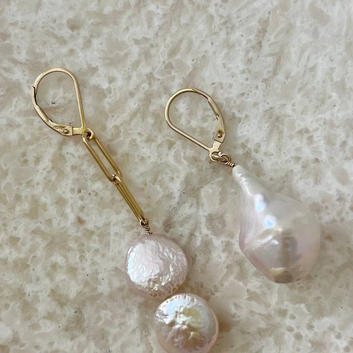 Boucles d'oreilles Attiko Baroque avec plusieurs perles et chaîne remplie d'or pour la vente par House of Olia