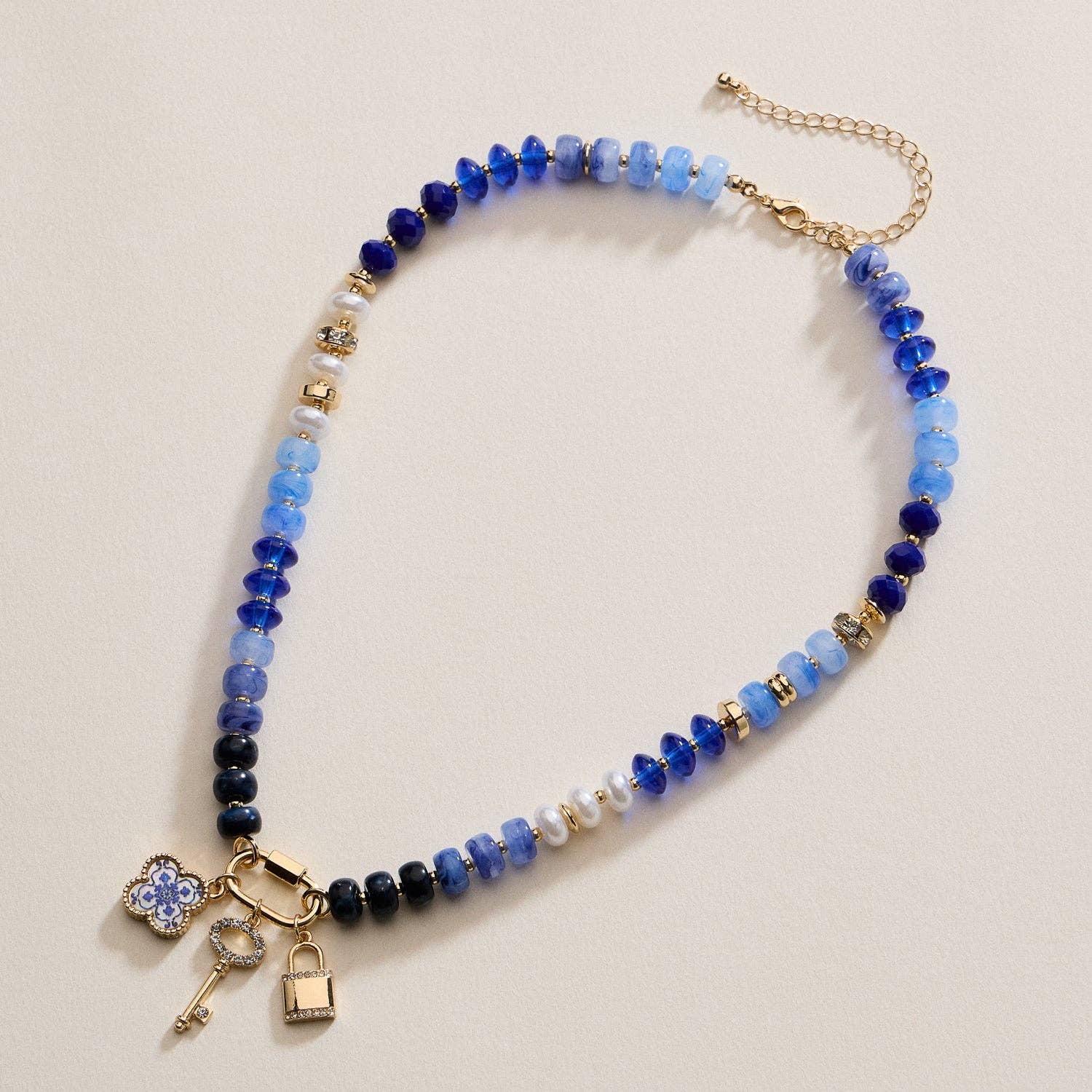 Frem – wholesale Hänge-/berlockhalsband – Flerskiktat glaspärlhalsband med trio av berlocker10