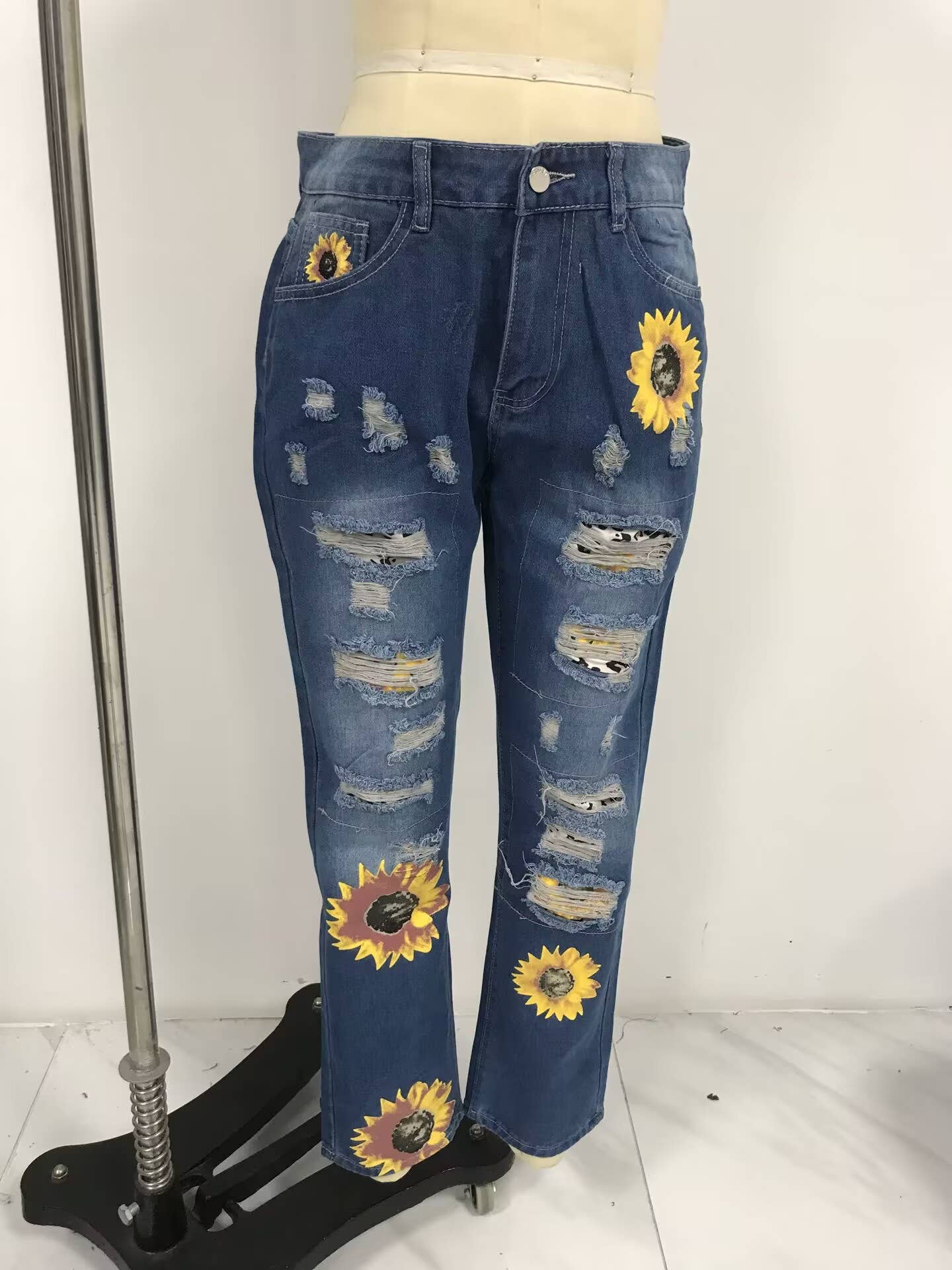 Tourtiwi – wholesale Jeans - Dam – Damjeans med blommigt tryck och slitningar20