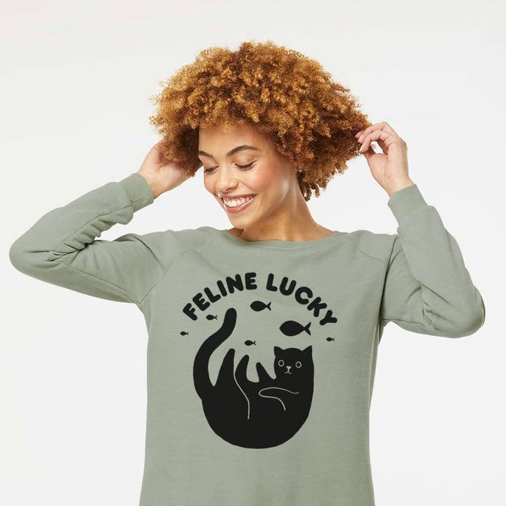 Sweatshirt à col rond graphique pour femmes Feline Lucky Cat Lover pour la vente par Xenotees