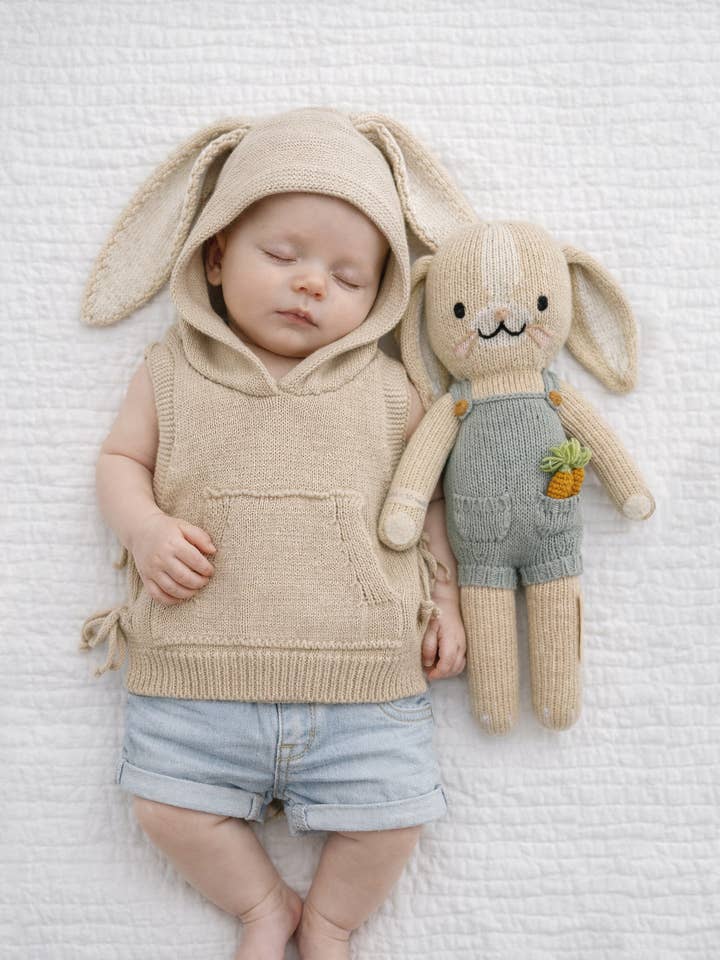 Gilet à capuche lapin pour la vente par OLIVE & CRADLE