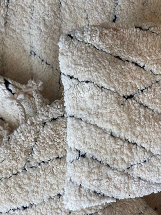 NOMAD BY LIV – Engroshandel Stolehynde – Håndlavet Beni Ouarain Pudebetræk - Offwhite&Sort 60x407