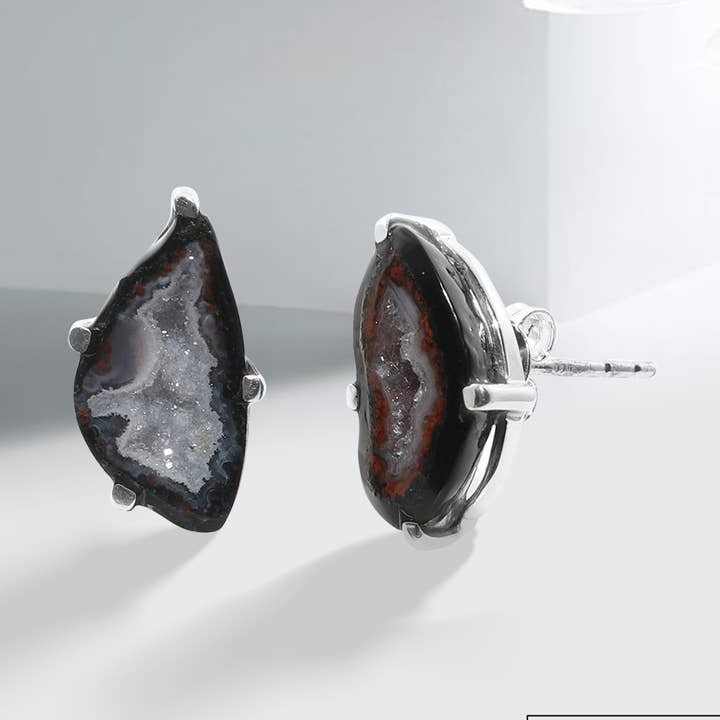 Clous d'oreilles à tige en géode brute naturelle en argent sterling pour la vente par Nature Crafts