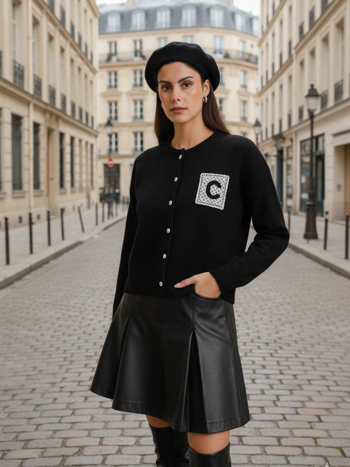 Ensfarvet strikvest med elegante detaljer SCF009 for engroshandel hos MOOYA