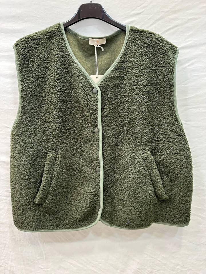 Mimi & Gogo - Wholesale Outerwear Vest - Women's - Buttoned Fleece Vest @3192_GiletMoumoute1