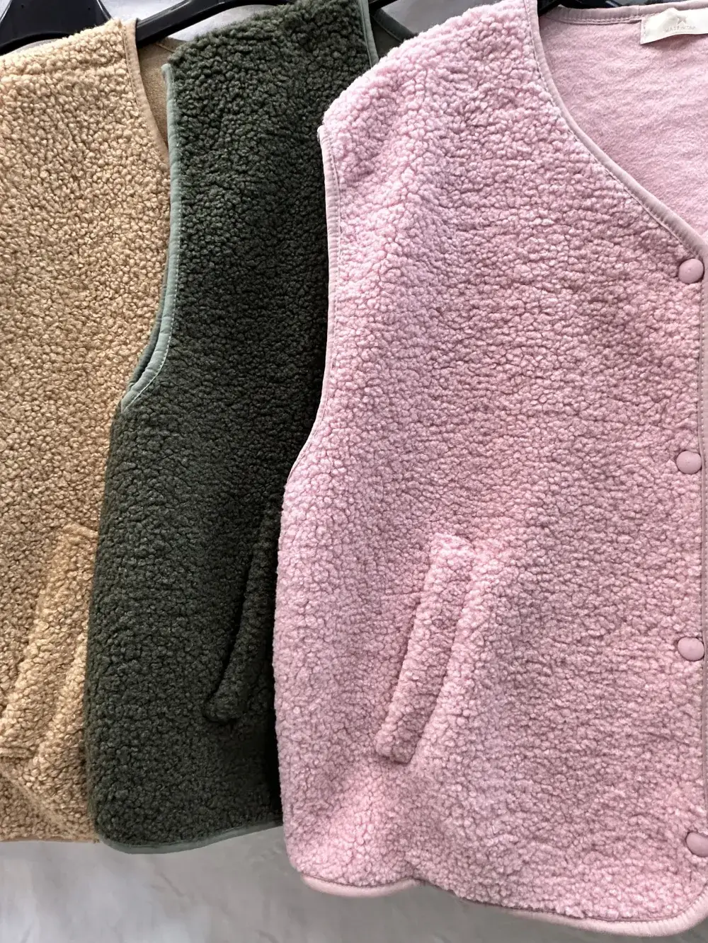 Mimi & Gogo - Wholesale Outerwear Vest - Women's - Buttoned Fleece Vest @3192_GiletMoumoute14