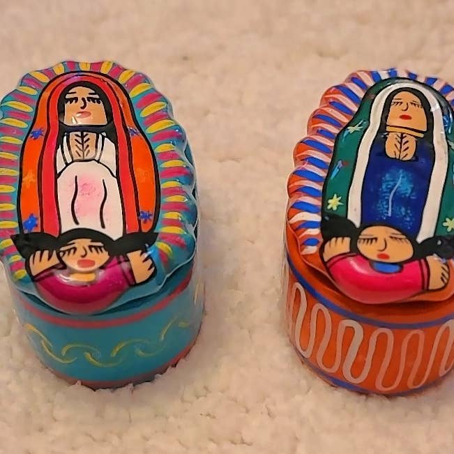 Boîte en céramique Guadalupe 11,4 x 6,4 cm pour la vente par Arara Enterprises