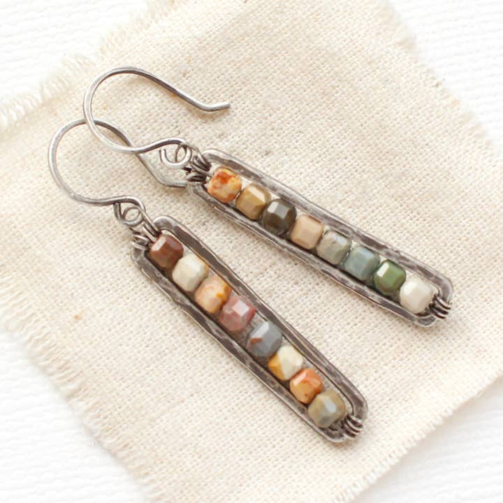 Perlenohrringe aus Regenbogen-Achat, Stangenohrringe aus Silber für den Großhandel von Sarah DeAngelo