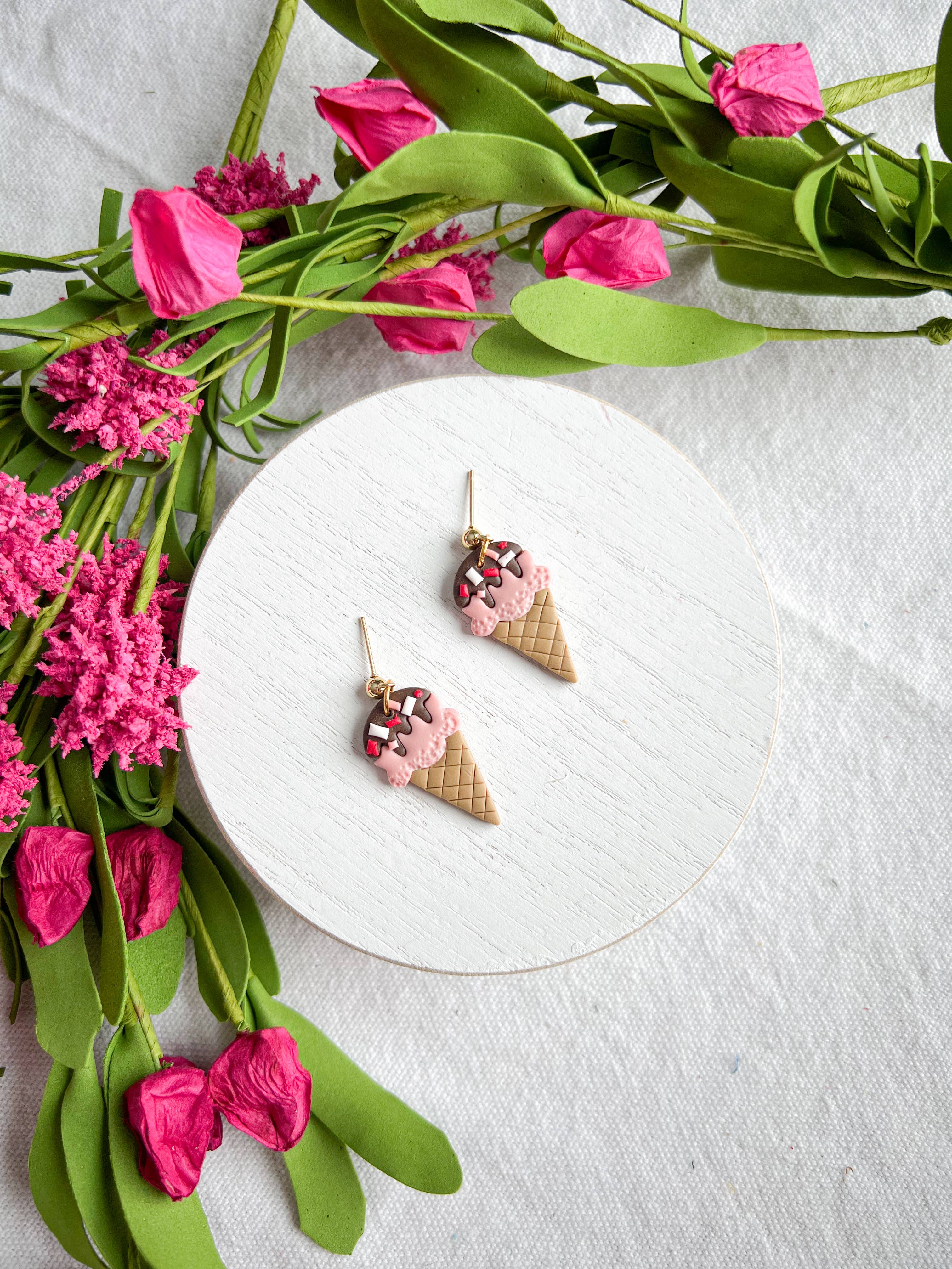 Morning Dew Designs - Vendita all'ingrosso Orecchini pendenti - Orecchini in argilla a forma di cono gelato immerso nel cioccolato con granelli0