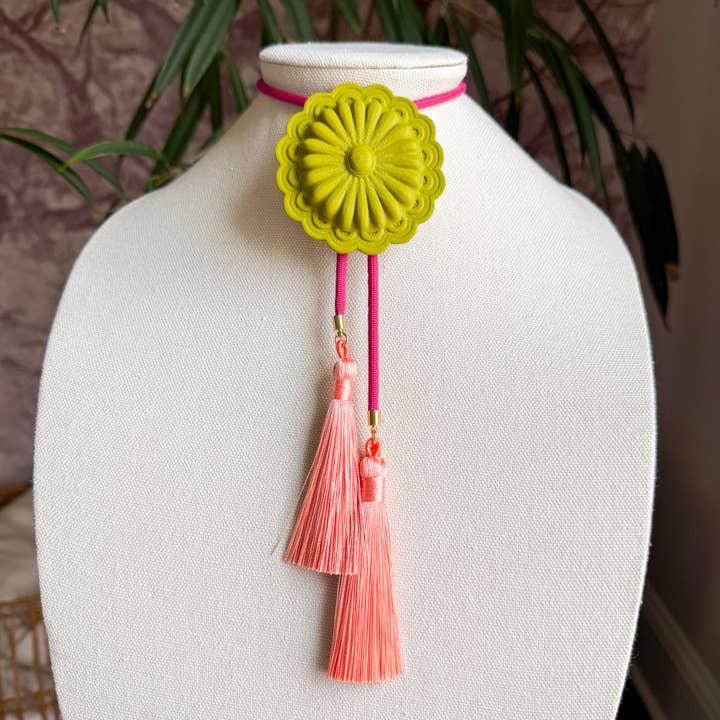 Concho Bolo Vert Olive avec Fuchsia & Pêche pour la vente par Rahya Jewelry Design