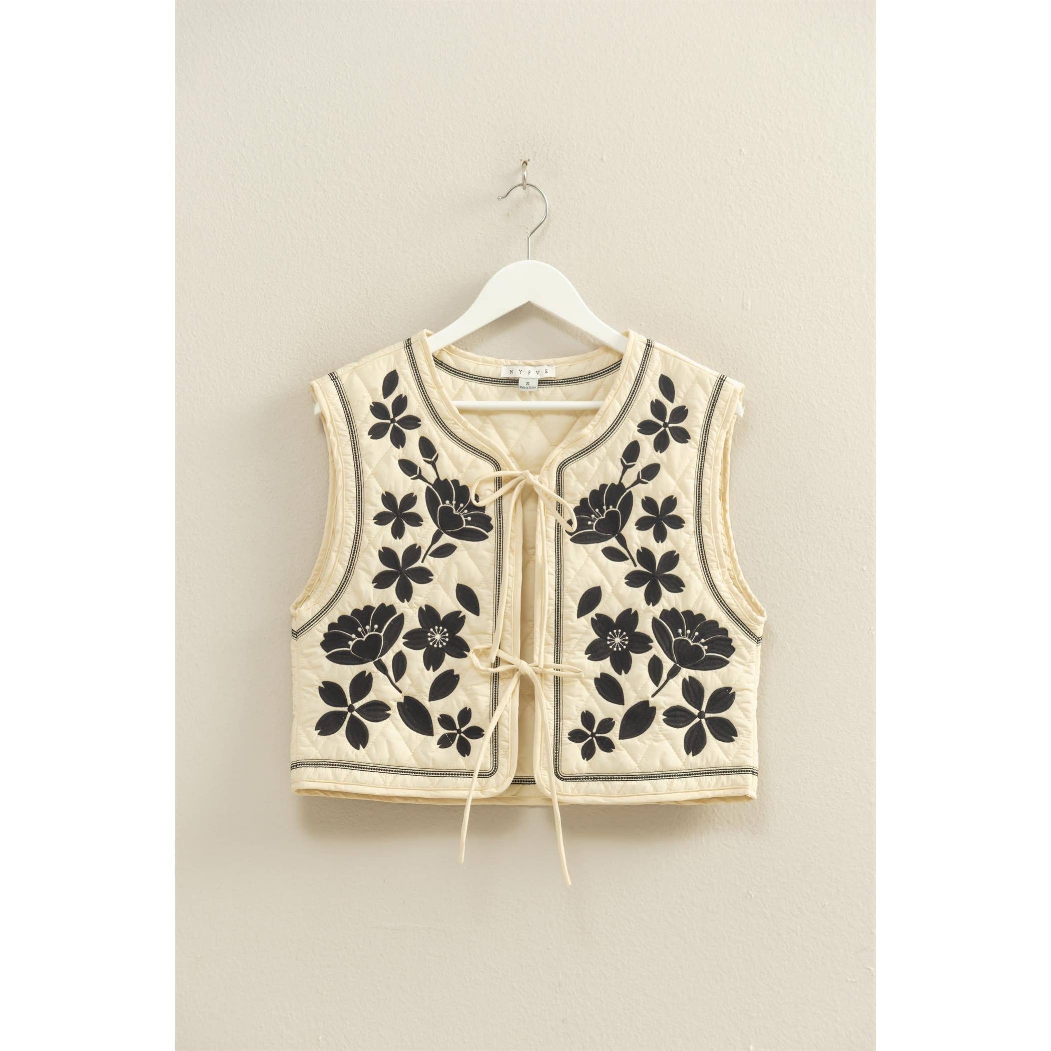 HYFVE - Vente Veste sans manches – femme - Gilet matelassé brodé de fleurs avec lien à nouer devant1