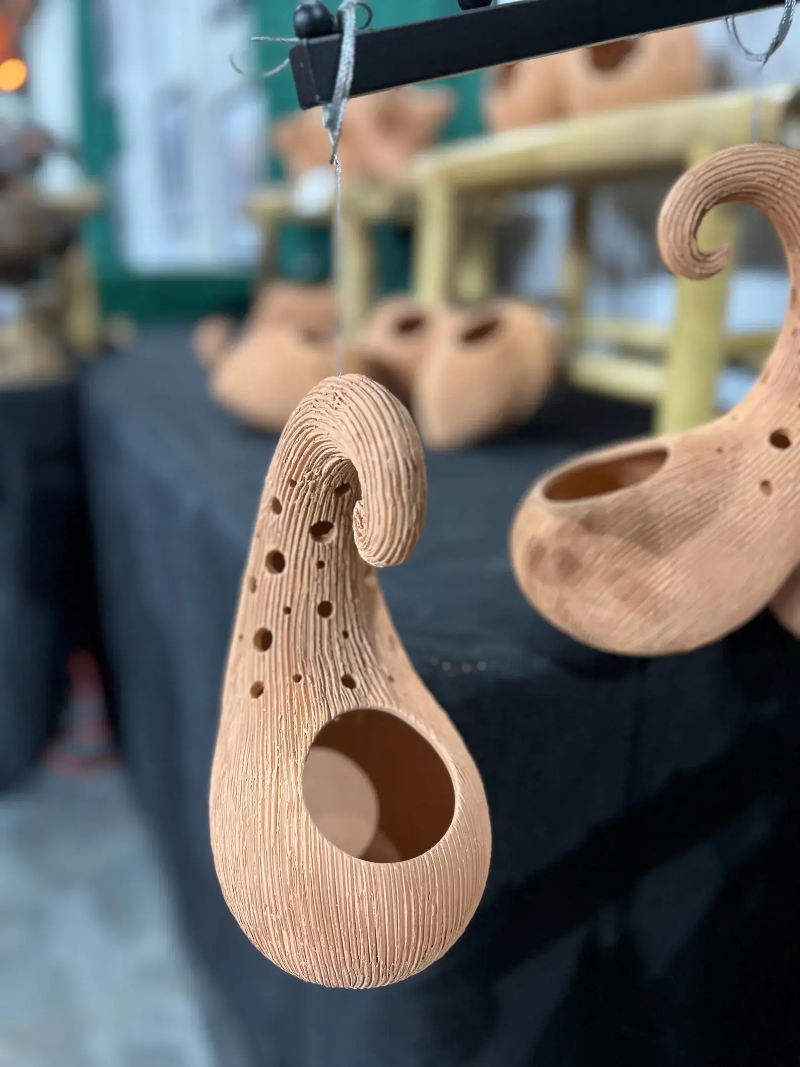 Handicraft Heaven - Vente Jardinière suspendue - Suspension en terre cuite faite à la main : forme sculpturale unique5