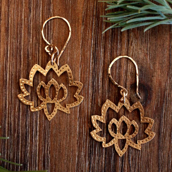 Lotus-Ohrringe aus Messing, klein für den Großhandel von K Elizabeth Jewelry