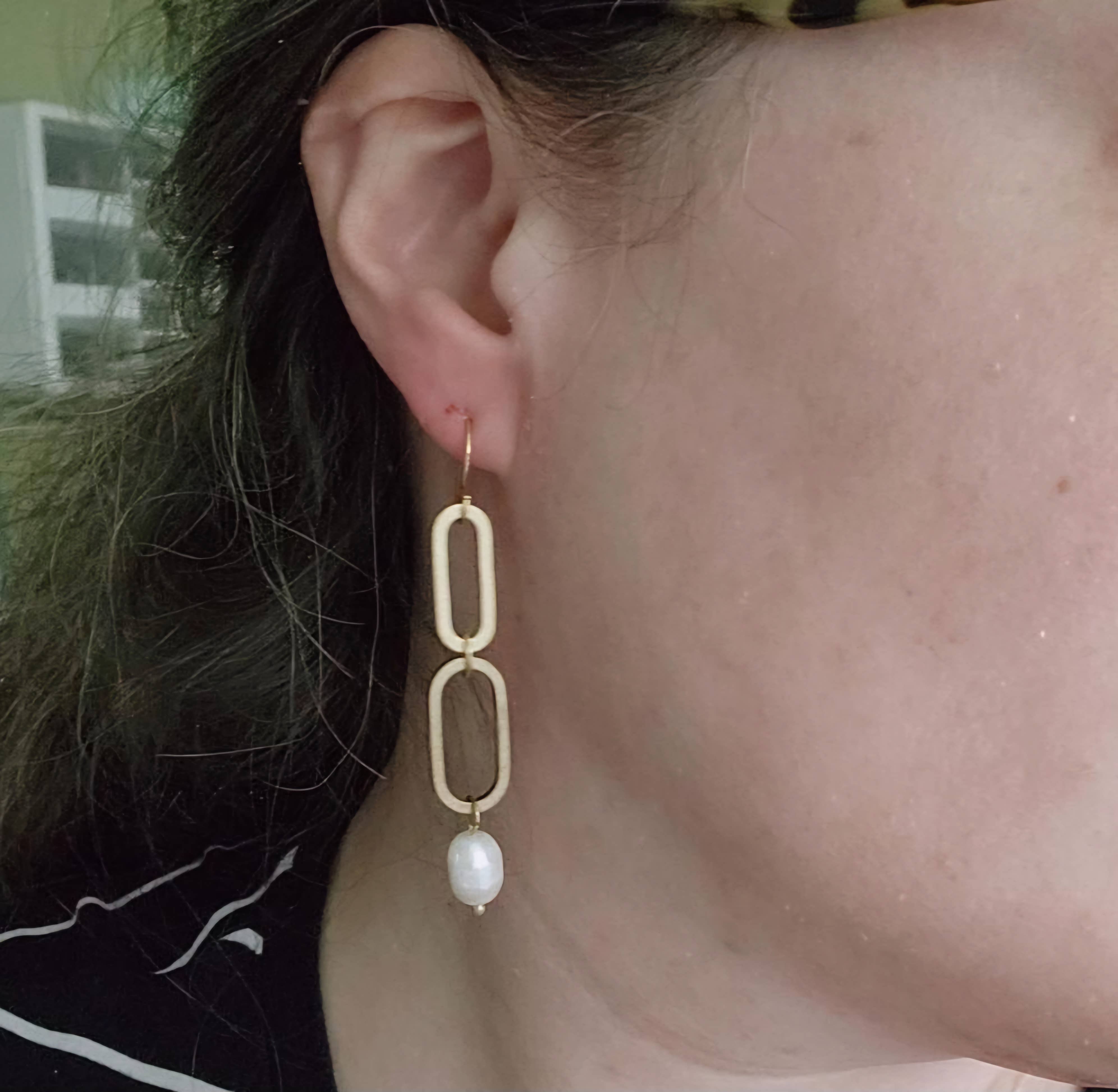 Sara Sela Jewelry - Vente Boucles d'oreilles pendantes - Boucles d'oreilles pendantes ovales en laiton, lapis-lazuli et perles6