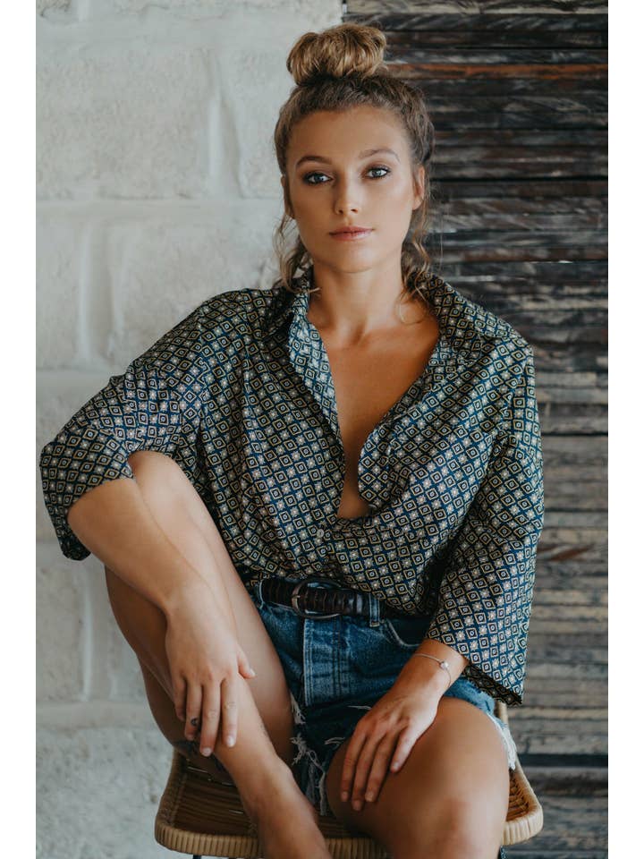 ADA PERLU – Engroshandel Skjorte med buttondown – til kvinder – Suzon skjorte med indonesisk batik2