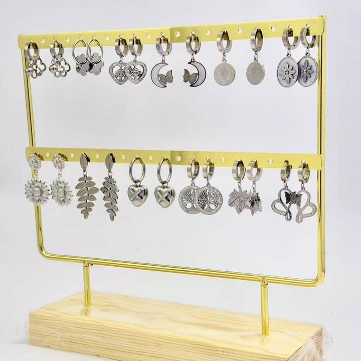 COSMOS – Engroshandel Hængeøreringe og creoløreringe – Sæt med 12 par øreringe i stål på display2