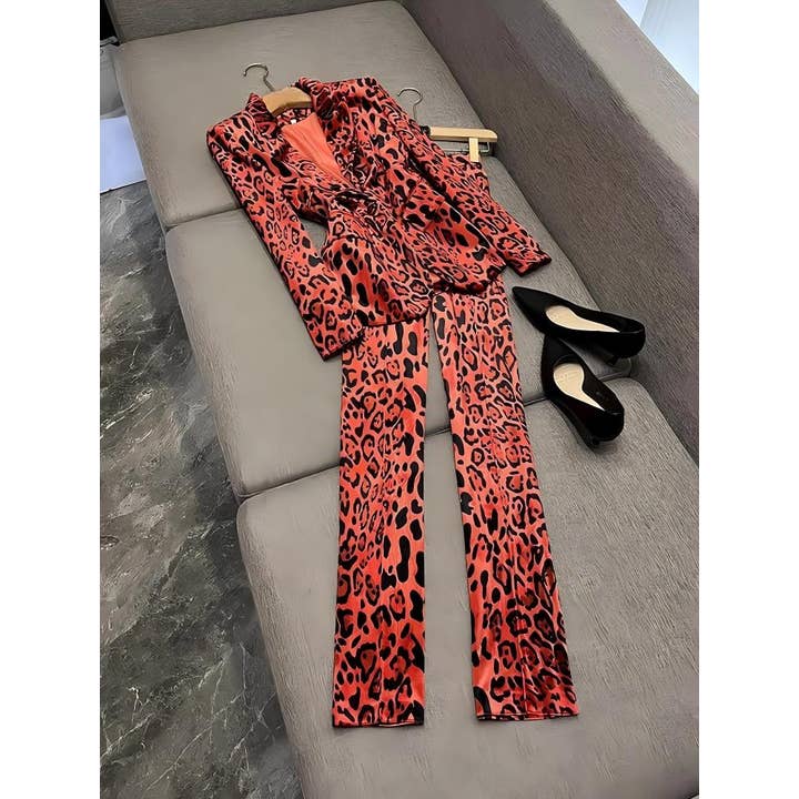 SY526Y Ensemble Blazer et Pantalon Évasé Imprimé Léopard en Velours Rouge pour la vente par Sanyao Fashion