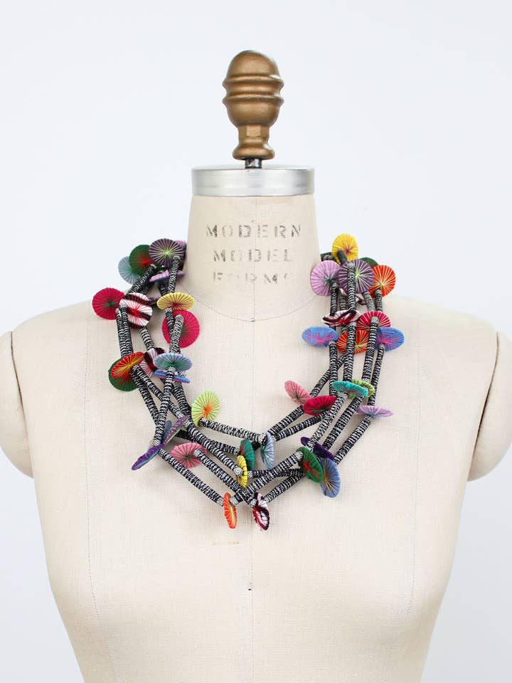 Collar de Textil Reciclado Hecho a Mano Kamila para venta al por mayor de Beyond Threads